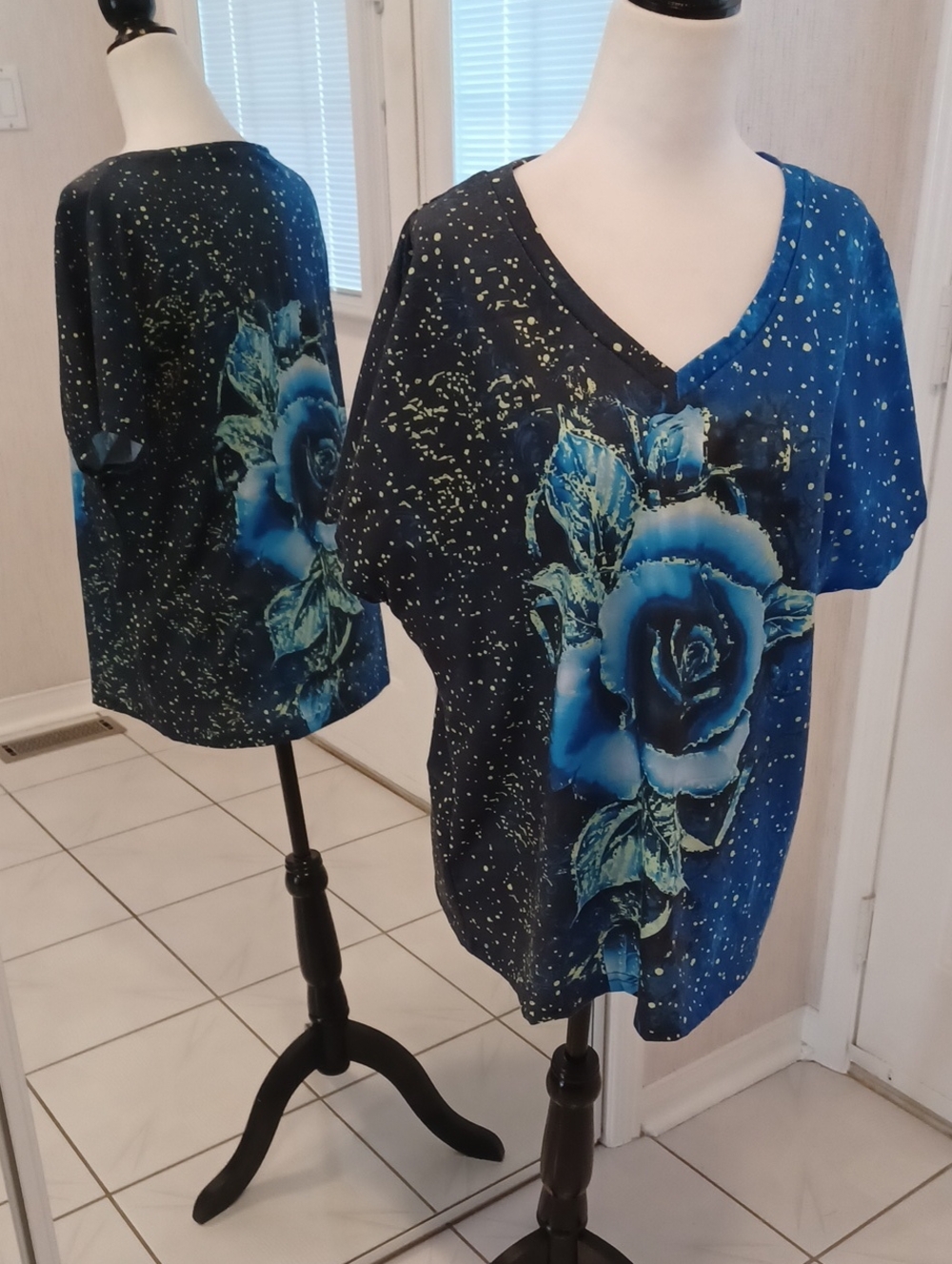 4/$40 Blue Floral V-Neck Tee - Size XL